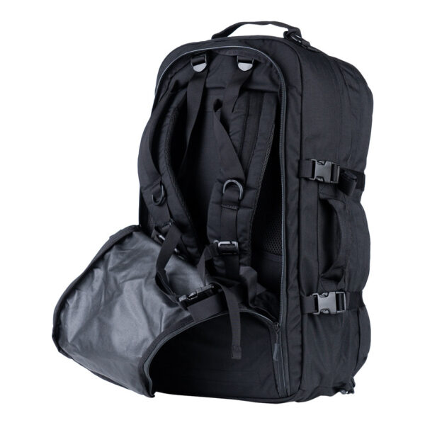 TF 2215 Rugzak Travelmate Gen.216 De <strong>TF-2215 TravelMate Rugzak Gen.2</strong> is dé veelzijdige rugzak voor avonturiers, reizigers en outdoorliefhebbers. Met een ruime inhoud van <strong>45 liter</strong> en een <strong>ergonomisch design</strong> biedt deze rugzak ultiem draagcomfort en optimale organisatie voor al je uitrusting. Of je nu op een <strong>backpacktrip</strong>, een <strong>lange hike</strong>, of een <strong>stedentrip</strong> gaat, deze rugzak is ontworpen om aan al je eisen te voldoen. Dankzij de <strong>tactische en praktische indeling</strong> is deze rugzak geschikt voor zowel <strong>dagelijks gebruik als extreme omstandigheden</strong>. Hij voldoet bovendien aan de handbagage-eisen van veel luchtvaartmaatschappijen, wat hem perfect maakt voor vliegreizen. De <strong>weg te ritsen schouderbanden</strong> zorgen ervoor dat je hem snel kunt omvormen tot een handtas of compacte reistas. De <strong>Gen.2-versie</strong> van de TravelMate rugzak is verder verbeterd met <strong>extra padding in de draagstraps</strong> en een <strong>versterkt rugpand</strong>, wat zorgt voor meer stabiliteit en draagcomfort, zelfs bij langdurig gebruik en zware bepakking.