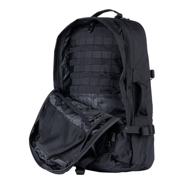 TF 2215 Rugzak Travelmate Gen.218 De <strong>TF-2215 TravelMate Rugzak Gen.2</strong> is dé veelzijdige rugzak voor avonturiers, reizigers en outdoorliefhebbers. Met een ruime inhoud van <strong>45 liter</strong> en een <strong>ergonomisch design</strong> biedt deze rugzak ultiem draagcomfort en optimale organisatie voor al je uitrusting. Of je nu op een <strong>backpacktrip</strong>, een <strong>lange hike</strong>, of een <strong>stedentrip</strong> gaat, deze rugzak is ontworpen om aan al je eisen te voldoen. Dankzij de <strong>tactische en praktische indeling</strong> is deze rugzak geschikt voor zowel <strong>dagelijks gebruik als extreme omstandigheden</strong>. Hij voldoet bovendien aan de handbagage-eisen van veel luchtvaartmaatschappijen, wat hem perfect maakt voor vliegreizen. De <strong>weg te ritsen schouderbanden</strong> zorgen ervoor dat je hem snel kunt omvormen tot een handtas of compacte reistas. De <strong>Gen.2-versie</strong> van de TravelMate rugzak is verder verbeterd met <strong>extra padding in de draagstraps</strong> en een <strong>versterkt rugpand</strong>, wat zorgt voor meer stabiliteit en draagcomfort, zelfs bij langdurig gebruik en zware bepakking.