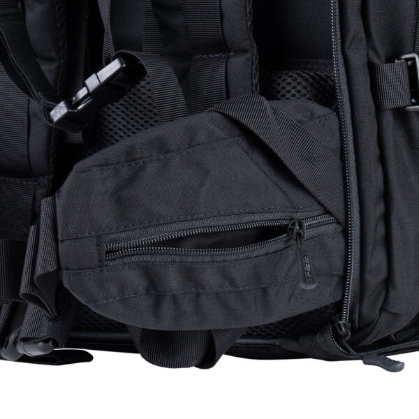 TF 2215 Rugzak Travelmate Gen.220 De <strong>TF-2215 TravelMate Rugzak Gen.2</strong> is dé veelzijdige rugzak voor avonturiers, reizigers en outdoorliefhebbers. Met een ruime inhoud van <strong>45 liter</strong> en een <strong>ergonomisch design</strong> biedt deze rugzak ultiem draagcomfort en optimale organisatie voor al je uitrusting. Of je nu op een <strong>backpacktrip</strong>, een <strong>lange hike</strong>, of een <strong>stedentrip</strong> gaat, deze rugzak is ontworpen om aan al je eisen te voldoen. Dankzij de <strong>tactische en praktische indeling</strong> is deze rugzak geschikt voor zowel <strong>dagelijks gebruik als extreme omstandigheden</strong>. Hij voldoet bovendien aan de handbagage-eisen van veel luchtvaartmaatschappijen, wat hem perfect maakt voor vliegreizen. De <strong>weg te ritsen schouderbanden</strong> zorgen ervoor dat je hem snel kunt omvormen tot een handtas of compacte reistas. De <strong>Gen.2-versie</strong> van de TravelMate rugzak is verder verbeterd met <strong>extra padding in de draagstraps</strong> en een <strong>versterkt rugpand</strong>, wat zorgt voor meer stabiliteit en draagcomfort, zelfs bij langdurig gebruik en zware bepakking.