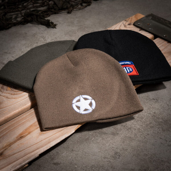 214300 2309 04 02 De Beanie Allied Star is een stijlvolle en comfortabele beanie gemaakt van 100% acryl. Het opvallende ontwerp met WWII Military Allied Vehicle Stars maakt het een uniek eerbetoon aan de geschiedenis van het geallieerde leger tijdens de Tweede Wereldoorlog.