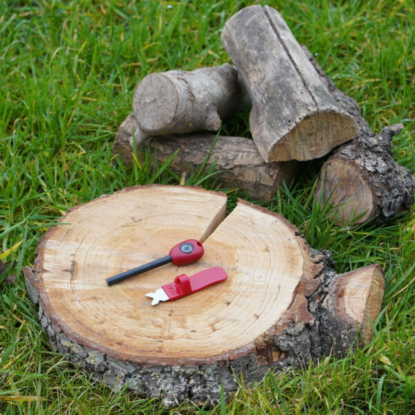 429747 BCB Vuurstarter fireball flint strike grand CN3407 <big>Originele vuurstarter van zeer goede kwaliteit. Het nieuwe ontwerp is comfortabeler en veiliger in gebruik.</big> <strong>Kenmerken:</strong> <ul> <li><big>De vuurstarter heeft een klein, met vloeistof gevuld knopkompas in het handvat.</big></li> <li><big>De vuursteen en de speer van Grand Fireball glijden en vergrendelen samen.</big></li> </ul>