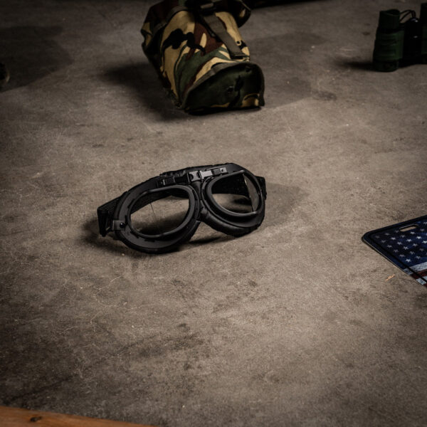 Motorbril zwart RAF77 <strong>Motorbril Zwart RAF – Royal Air Force Stijl</strong> De <strong>RAF Motorbril</strong> is een stijlvol accessoire met een klassieke uitstraling, geïnspireerd door de iconische brillen van de <strong>Royal Air Force</strong>. Deze bril is perfect als decoratief item en een must-have voor liefhebbers van vintage stijl en militaire geschiedenis. Hoewel de bril niet geschikt is voor bescherming tijdens het rijden, voegt hij een uniek en authentiek detail toe aan je motoroutfit of interieur. <strong>Alleen voor decoratie, geen beschermbril!!!</strong>