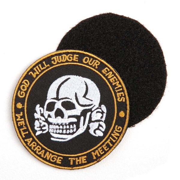 EMBLEEM STOF GOD WILL JUDGE OUReeee Embleem met tekst/afbeelding van stof.