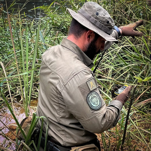 213162 125 04 De <strong>101 INC Bush Hoed</strong> is een veelzijdige en aanpasbare hoed, perfect voor outdooractiviteiten, kamperen, en survivaltochten. Gemaakt van een duurzame mix van <strong>65% polyester en 35% katoen</strong>, is deze hoed lichtgewicht, comfortabel, en bestand tegen diverse weersomstandigheden. Een uniek kenmerk van deze hoed is de <strong>memory wire</strong> in de rand, waarmee je de hoed volledig naar wens kunt modelleren of plooien. Hierdoor kun je de hoed aanpassen aan je persoonlijke stijl of aan specifieke omstandigheden, zoals het bieden van extra schaduw of een betere pasvorm. <ul> <li><strong>Memory wire:</strong> Dankzij de interne metaaldraad is de rand van de hoed gemakkelijk te modelleren naar jouw voorkeur.</li> <li><strong>Lichtgewicht en duurzaam:</strong> Gemaakt van een sterke, onderhoudsvriendelijke mix van polyester en katoen.</li> <li><strong>Veelzijdig ontwerp:</strong> Geschikt voor outdooractiviteiten, survivaltochten, en casual gebruik.</li> <li><strong>Comfortabel:</strong> Zacht en ademend materiaal, ideaal voor langdurig gebruik in warme of uitdagende omgevingen.</li> </ul> <strong>Gewicht (gr):</strong> 120 <strong>Merk:</strong> 101 INC <strong>Materiaal:</strong> 65% polyester en 35% katoen