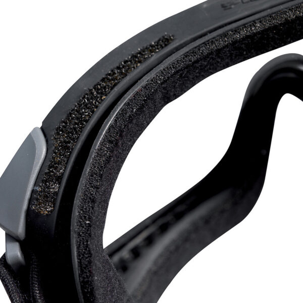 Bolle X1000 tactical bril clear platinum X1NSTDi 41 Nieuwste generatie van laag profiel ballistische brillen Zwart, de X1000 past zich aan volgens de behoeften. De X1000 heeft de mogelijkheid: vervanglenzen voor gebruik met correctie glazen of lenzen voor gebruik zonder correctie glazen. (speciale RX-vorm). De X1000 past onder bijna alle helmen en biedt comfort, aanpassingsvermogen en bescherming. De X1000 is de perfecte bril voor extreme situaties. <strong>Ballistic Resistance STANAG 2920</strong> Heldere lens : V50 220.7 m/s (795km/h) RX heldere lens : V50 212.5 m/s (766km/h) Zonne Lens : V50 217.2 m/s (782km/h) RX zonnelens : V50 216.2 m/s (779km/h) Gele lens : V50 : 215.7 m/s (777km/h) RX gele lens : V50 209.6 m/s (755km/h) <strong>Eigenschappen:</strong> * Panoramisch gezichtsveld * Ballistische lens * Geventileerd montuur * Hoog resistant tpv montuur * Anti-kras, anti-condens coating * Standaard lens of rx lens voor correctiebrillen * Beweegbaar voor helmdragers * Vlug wisselsysteem * Rx adapter geschikt