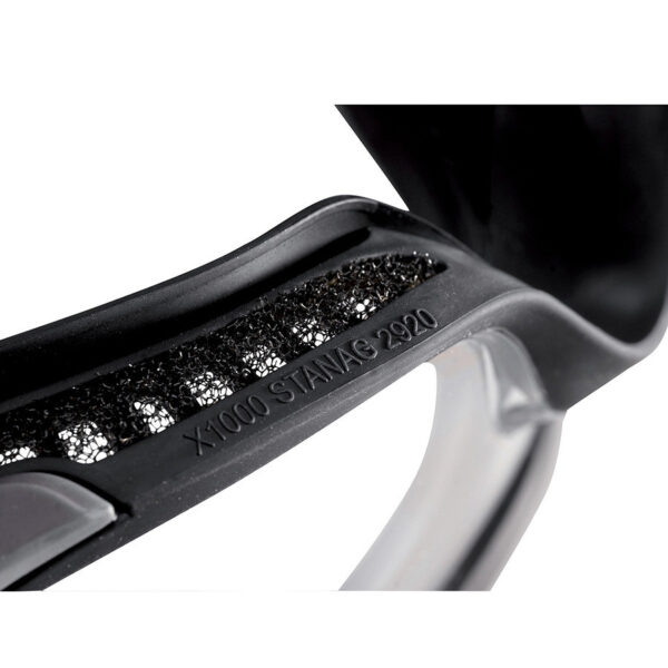 Bolle X1000 tactical bril clear platinum X1NSTDi 43 Nieuwste generatie van laag profiel ballistische brillen Zwart, de X1000 past zich aan volgens de behoeften. De X1000 heeft de mogelijkheid: vervanglenzen voor gebruik met correctie glazen of lenzen voor gebruik zonder correctie glazen. (speciale RX-vorm). De X1000 past onder bijna alle helmen en biedt comfort, aanpassingsvermogen en bescherming. De X1000 is de perfecte bril voor extreme situaties. <strong>Ballistic Resistance STANAG 2920</strong> Heldere lens : V50 220.7 m/s (795km/h) RX heldere lens : V50 212.5 m/s (766km/h) Zonne Lens : V50 217.2 m/s (782km/h) RX zonnelens : V50 216.2 m/s (779km/h) Gele lens : V50 : 215.7 m/s (777km/h) RX gele lens : V50 209.6 m/s (755km/h) <strong>Eigenschappen:</strong> * Panoramisch gezichtsveld * Ballistische lens * Geventileerd montuur * Hoog resistant tpv montuur * Anti-kras, anti-condens coating * Standaard lens of rx lens voor correctiebrillen * Beweegbaar voor helmdragers * Vlug wisselsysteem * Rx adapter geschikt