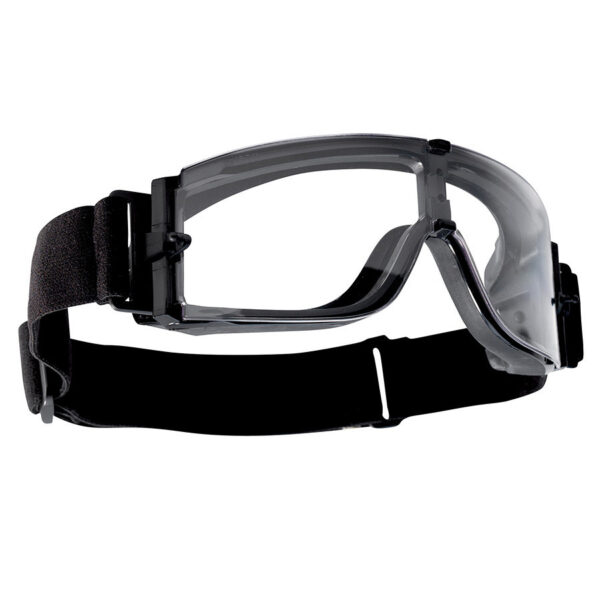 Bolle X800 tactical bril clear platinum X800i 1 Past bij alle types van helmen, de X800 Zwart met de perfecte ventilatie is aan te raden bij extreme situaties. Lichtgewicht, panoramisch laag profi el ballistische lens, de X800 biedt een goede bescherming met de beste ventilatie. <strong>Eigenschappen:</strong> * Panoramisch gezichtsveld * 1x Ballistische transparante lens * Extra ventilatie montuur * Montuur in bi-materiaal * Anti-kras en anti-condens coating * Eenvoudig wisselsysteem van de lens * Brede regelbare hoofdband * Optische RX-insert beschikbaar (optioneel) <strong>Ballistic Resistance STANAG 2920</strong> <strong>Heldere lens:</strong> V50 199 m/s (716 km/h) <strong>Grijs lens: </strong>V50 191 m/s (688 km/h) <strong>Geel lens: </strong>V50 188 m/s (677 km/h)