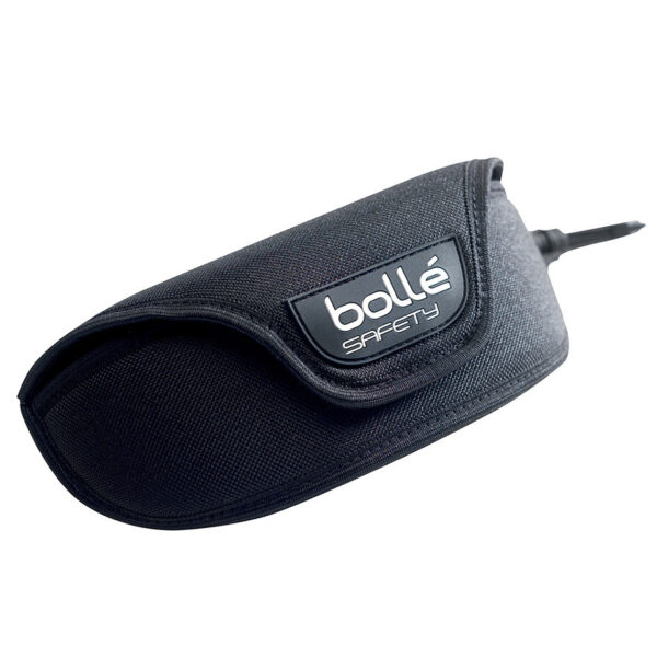 Bolle brillen etui met riemclip en riemlus ETUIB 35 Houd je brillen veilig en gemakkelijk toegankelijk met de <strong>Bollé Brillen Etui (ETUIB) #35</strong>. Dit handige polyester etui is uitgerust met zowel een <strong>riemclip</strong> als een <strong>riemlus</strong>, waardoor je het etui stevig aan je riem of tas kunt bevestigen. Ideaal voor gebruik tijdens outdooractiviteiten, reizen of gewoon dagelijks gebruik. De stevige sluiting zorgt ervoor dat je bril goed beschermd blijft tegen beschadigingen en vuil.