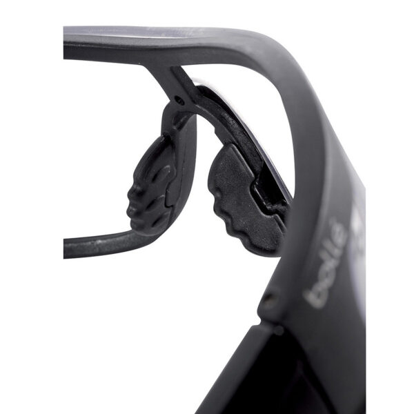 Bolle raider kit bril platinum 116 Verwisselbare lens uit één stuk beschikbaar in helder, zonnelens en gele lens, de Raider bril past zich aan volgens uw noden, geeft een maximale bescherming. Met het systeem van verwisselbare hoofdband en brilveren en de foam, kan je kiezen wat het best geschikt is voor u, <strong>Ballistic Resistance STANAG 2920</strong> Heldere PC lens : V50 193 m/s (695 km/h) Geel PC lens : V50 198 m/s (713 km/h) Grijs PC lens : V50 185m/s (666 km/h) <strong>Eigenschappen:</strong> * Ultra hoge ballistische lens * Foam comfort * Goede afscherming * Een maximum aanpassing: brilveren of elastiek * Anti-kras, anti-condens coating * Geïntegreerde bovenbescherming * Anti-slip neusbrug * Veren versie * Inclusief RX-adapter voor het op sterkte dragen, ideaal voor brildragers <div class="colordesc">zwart</div>