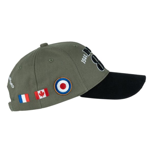 Baseball cap D Day 80 Years3 De Baseball cap D-Day 80 Years is een uniek eerbetoon aan 80 jaar D-Day. Met zijn gedetailleerde logo's, de tekst "Operation Overlord" en Invasion stripes, is deze verstelbare pet een echt collector's item voor liefhebbers van geschiedenis.