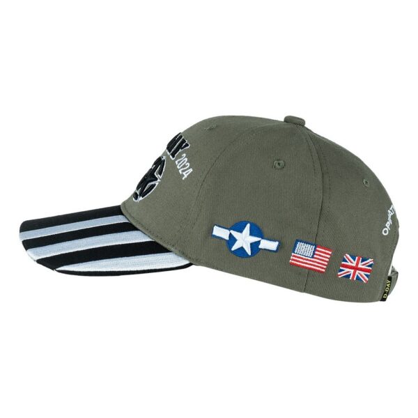 Baseball cap D Day 80 Years4 De Baseball cap D-Day 80 Years is een uniek eerbetoon aan 80 jaar D-Day. Met zijn gedetailleerde logo's, de tekst "Operation Overlord" en Invasion stripes, is deze verstelbare pet een echt collector's item voor liefhebbers van geschiedenis.