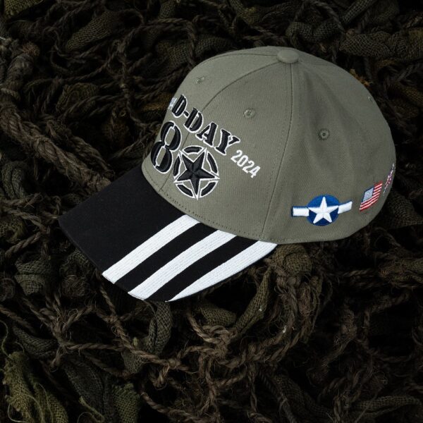 Baseball cap D Day 80 Years5 De Baseball cap D-Day 80 Years is een uniek eerbetoon aan 80 jaar D-Day. Met zijn gedetailleerde logo's, de tekst "Operation Overlord" en Invasion stripes, is deze verstelbare pet een echt collector's item voor liefhebbers van geschiedenis.