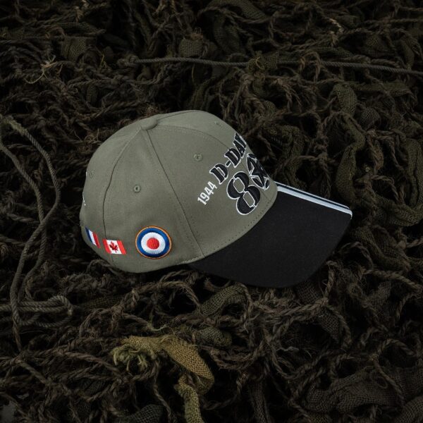 Baseball cap D Day 80 Years6 De Baseball cap D-Day 80 Years is een uniek eerbetoon aan 80 jaar D-Day. Met zijn gedetailleerde logo's, de tekst "Operation Overlord" en Invasion stripes, is deze verstelbare pet een echt collector's item voor liefhebbers van geschiedenis.