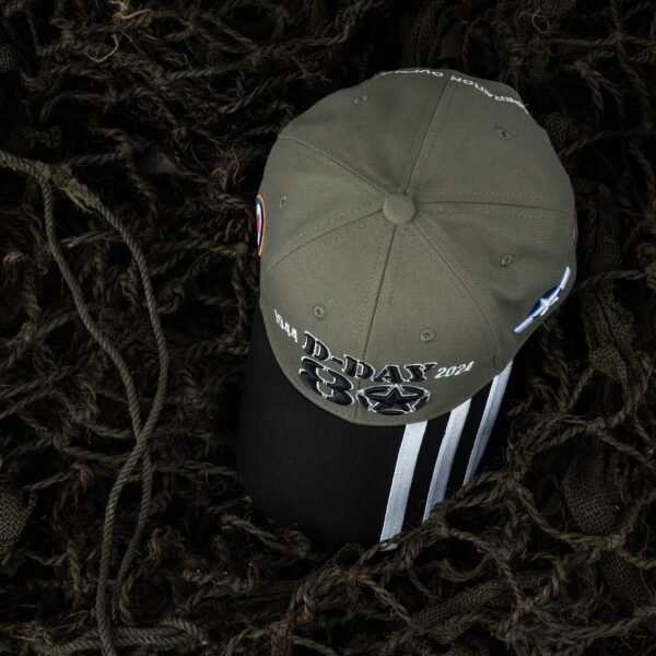 Baseball cap D Day 80 Years8 De Baseball cap D-Day 80 Years is een uniek eerbetoon aan 80 jaar D-Day. Met zijn gedetailleerde logo's, de tekst "Operation Overlord" en Invasion stripes, is deze verstelbare pet een echt collector's item voor liefhebbers van geschiedenis.