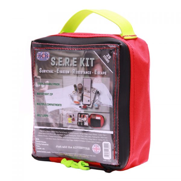 BCB S.E.R.E. KIT2 De S.E.R.E-set (Survival, Evasion, Resistance, Escape) van BCB bevat 29 essentiële items in een grote waterdichte hoes. Deze stevige en duurzame hoes is vervaardigd met 500D nylon stof en bevat een waterdichte ritssluiting die je kit droog houdt. Met een handvat en riemlussen ontvouwt dit pakket zich tot in meerdere compartimenten waardoor uw artikelen gemakkelijk te vinden zijn. Dit pakket is perfect voor het opslaan van al uw benodigdheden in voorbereiding voor alle overlevingssituaties en kan worden verpakt in een rugzak of een weekendtas. Inhoud: <ul> <li>Signaleringsspiegel</li> <li>Kleine blocnote en potlood</li> <li>Vouwschaar</li> <li>2x scheermessen met enkele rand</li> <li>2x kabelbinders</li> <li>90 cm wit nylon koord</li> <li>Micro LED-zaklamp</li> <li>Potlood</li> <li>Naaidoosje</li> <li>3,5 m gouden draad</li> <li>Noodgevallenset</li> <li>Draad handzaag</li> <li>Noodfluit</li> <li>Vuursteen vuursteen en spits</li> <li>1 m heldere siliconen slang</li> <li>6x veiligheidsspelden</li> <li>Kaars</li> <li>Knop kompas</li> <li>Overlevingsinstructies</li> <li>Duct tape</li> <li>Tweekleurige camo creamstick</li> </ul> Ontworpen en gemaakt in Groot-Brittannië. Afmetingen: 15cm x 14cm x 7cm. Gewicht: 388 g. Kleur: rood.