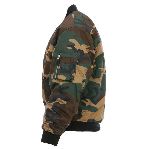 1214031 51 02 <div class="colordesc"> <big><strong>Fostex Garments® MA-1 Bomber Jack</strong></big> <hr /> <big>Bomber jas Woodland gemaakt van 65% polyester en 35% katoen.</big> <big>Voorzien van een lage kraag en 2 grote steekzakken op de voorzijde. </big> <big>De binnenvoering van de jas is oranje van kleur. Deze opvalllende kleur heeft een reden, zo konden piloten die hulp nodig hadden makkelijk gezien worden door hulptroepen. De jas is dus ook binnenstebuiten te dragen.</big> </div> <div></div> <div><strong>Twijfel je over de maat, bestel dan één maatje groter. De jas valt wat kleiner uit.</strong></div> <div><a title="Maattabel" href="https://dedump.nl/wp-content/uploads/2020/04/deDump.nl-Fostex-MA-1-Bomber-Jack-maattabel.pdf" target="_blank" rel="noopener noreferrer"><button><span style="color: #ef471f; font-size: medium;"><strong>Maattabel</strong></span></button></a></div>