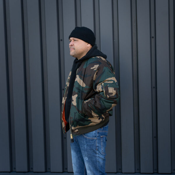 1214031 51 04 <div class="colordesc"> <big><strong>Fostex Garments® MA-1 Bomber Jack</strong></big> <hr /> <big>Bomber jas Woodland gemaakt van 65% polyester en 35% katoen.</big> <big>Voorzien van een lage kraag en 2 grote steekzakken op de voorzijde. </big> <big>De binnenvoering van de jas is oranje van kleur. Deze opvalllende kleur heeft een reden, zo konden piloten die hulp nodig hadden makkelijk gezien worden door hulptroepen. De jas is dus ook binnenstebuiten te dragen.</big> </div> <div></div> <div><strong>Twijfel je over de maat, bestel dan één maatje groter. De jas valt wat kleiner uit.</strong></div> <div><a title="Maattabel" href="https://dedump.nl/wp-content/uploads/2020/04/deDump.nl-Fostex-MA-1-Bomber-Jack-maattabel.pdf" target="_blank" rel="noopener noreferrer"><button><span style="color: #ef471f; font-size: medium;"><strong>Maattabel</strong></span></button></a></div>