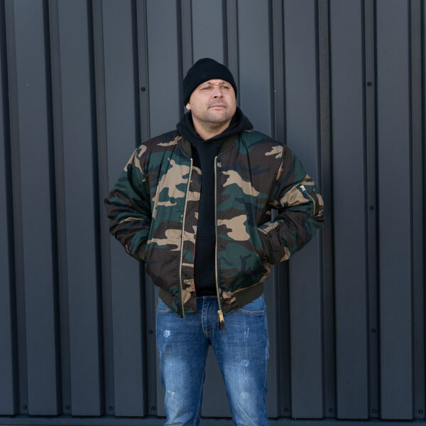 1214031 51 05 <div class="colordesc"> <big><strong>Fostex Garments® MA-1 Bomber Jack</strong></big> <hr /> <big>Bomber jas Woodland gemaakt van 65% polyester en 35% katoen.</big> <big>Voorzien van een lage kraag en 2 grote steekzakken op de voorzijde. </big> <big>De binnenvoering van de jas is oranje van kleur. Deze opvalllende kleur heeft een reden, zo konden piloten die hulp nodig hadden makkelijk gezien worden door hulptroepen. De jas is dus ook binnenstebuiten te dragen.</big> </div> <div></div> <div><strong>Twijfel je over de maat, bestel dan één maatje groter. De jas valt wat kleiner uit.</strong></div> <div><a title="Maattabel" href="https://dedump.nl/wp-content/uploads/2020/04/deDump.nl-Fostex-MA-1-Bomber-Jack-maattabel.pdf" target="_blank" rel="noopener noreferrer"><button><span style="color: #ef471f; font-size: medium;"><strong>Maattabel</strong></span></button></a></div>