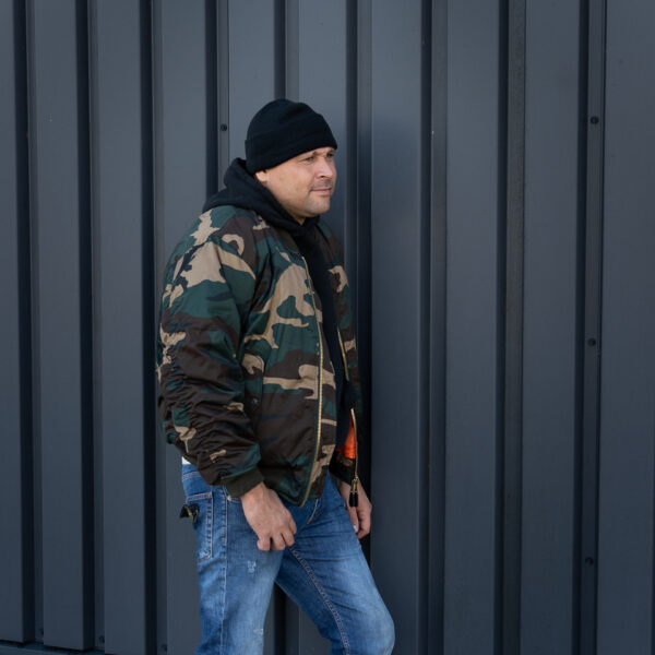 1214031 51 06 <div class="colordesc"> <big><strong>Fostex Garments® MA-1 Bomber Jack</strong></big> <hr /> <big>Bomber jas Woodland gemaakt van 65% polyester en 35% katoen.</big> <big>Voorzien van een lage kraag en 2 grote steekzakken op de voorzijde. </big> <big>De binnenvoering van de jas is oranje van kleur. Deze opvalllende kleur heeft een reden, zo konden piloten die hulp nodig hadden makkelijk gezien worden door hulptroepen. De jas is dus ook binnenstebuiten te dragen.</big> </div> <div></div> <div><strong>Twijfel je over de maat, bestel dan één maatje groter. De jas valt wat kleiner uit.</strong></div> <div><a title="Maattabel" href="https://dedump.nl/wp-content/uploads/2020/04/deDump.nl-Fostex-MA-1-Bomber-Jack-maattabel.pdf" target="_blank" rel="noopener noreferrer"><button><span style="color: #ef471f; font-size: medium;"><strong>Maattabel</strong></span></button></a></div>