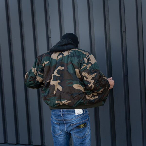 1214031 51 07 <div class="colordesc"> <big><strong>Fostex Garments® MA-1 Bomber Jack</strong></big> <hr /> <big>Bomber jas Woodland gemaakt van 65% polyester en 35% katoen.</big> <big>Voorzien van een lage kraag en 2 grote steekzakken op de voorzijde. </big> <big>De binnenvoering van de jas is oranje van kleur. Deze opvalllende kleur heeft een reden, zo konden piloten die hulp nodig hadden makkelijk gezien worden door hulptroepen. De jas is dus ook binnenstebuiten te dragen.</big> </div> <div></div> <div><strong>Twijfel je over de maat, bestel dan één maatje groter. De jas valt wat kleiner uit.</strong></div> <div><a title="Maattabel" href="https://dedump.nl/wp-content/uploads/2020/04/deDump.nl-Fostex-MA-1-Bomber-Jack-maattabel.pdf" target="_blank" rel="noopener noreferrer"><button><span style="color: #ef471f; font-size: medium;"><strong>Maattabel</strong></span></button></a></div>