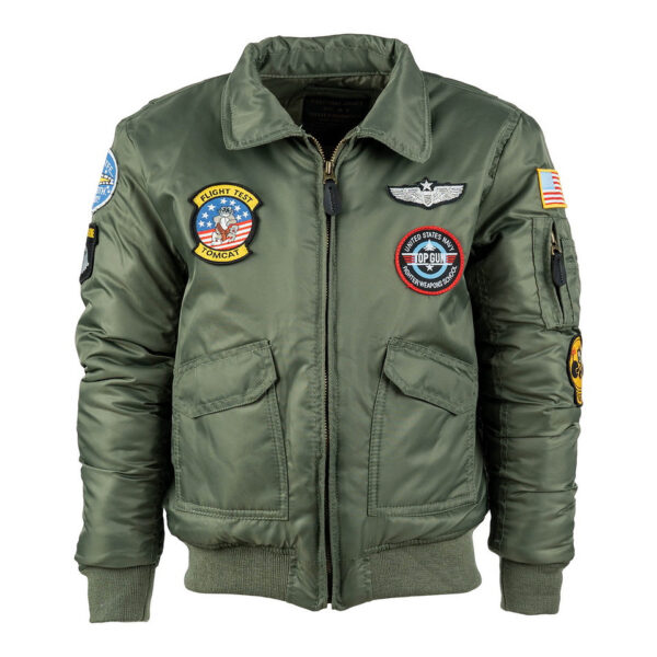 122421 11 01 De Kinder CWU Flight Jacket is een stijlvol en functioneel bomberjack, geïnspireerd op de luchtvaart. Dit jack, gemaakt van 100% stevig nylon, biedt een stoere uitstraling met authentieke patches en is ideaal voor dagelijks gebruik. De zachte, gewatteerde voering zorgt voor comfort en bescherming op koudere dagen. Met handige zakken, een ritssluiting en gebreide manchetten biedt dit jack zowel stijl als functionaliteit voor avontuurlijke kinderen.