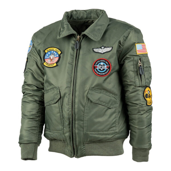 122421 11 02 De Kinder CWU Flight Jacket is een stijlvol en functioneel bomberjack, geïnspireerd op de luchtvaart. Dit jack, gemaakt van 100% stevig nylon, biedt een stoere uitstraling met authentieke patches en is ideaal voor dagelijks gebruik. De zachte, gewatteerde voering zorgt voor comfort en bescherming op koudere dagen. Met handige zakken, een ritssluiting en gebreide manchetten biedt dit jack zowel stijl als functionaliteit voor avontuurlijke kinderen.