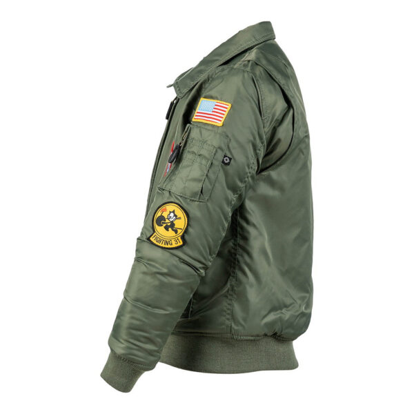 122421 11 03 De Kinder CWU Flight Jacket is een stijlvol en functioneel bomberjack, geïnspireerd op de luchtvaart. Dit jack, gemaakt van 100% stevig nylon, biedt een stoere uitstraling met authentieke patches en is ideaal voor dagelijks gebruik. De zachte, gewatteerde voering zorgt voor comfort en bescherming op koudere dagen. Met handige zakken, een ritssluiting en gebreide manchetten biedt dit jack zowel stijl als functionaliteit voor avontuurlijke kinderen.
