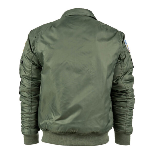 122421 11 04 De Kinder CWU Flight Jacket is een stijlvol en functioneel bomberjack, geïnspireerd op de luchtvaart. Dit jack, gemaakt van 100% stevig nylon, biedt een stoere uitstraling met authentieke patches en is ideaal voor dagelijks gebruik. De zachte, gewatteerde voering zorgt voor comfort en bescherming op koudere dagen. Met handige zakken, een ritssluiting en gebreide manchetten biedt dit jack zowel stijl als functionaliteit voor avontuurlijke kinderen.