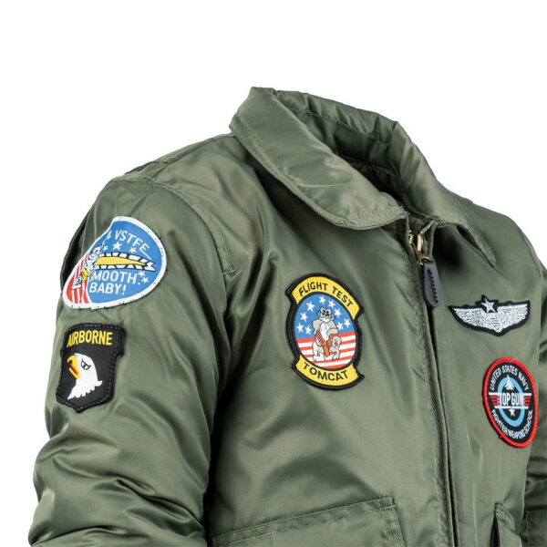 122421 11 05 De Kinder CWU Flight Jacket is een stijlvol en functioneel bomberjack, geïnspireerd op de luchtvaart. Dit jack, gemaakt van 100% stevig nylon, biedt een stoere uitstraling met authentieke patches en is ideaal voor dagelijks gebruik. De zachte, gewatteerde voering zorgt voor comfort en bescherming op koudere dagen. Met handige zakken, een ritssluiting en gebreide manchetten biedt dit jack zowel stijl als functionaliteit voor avontuurlijke kinderen.