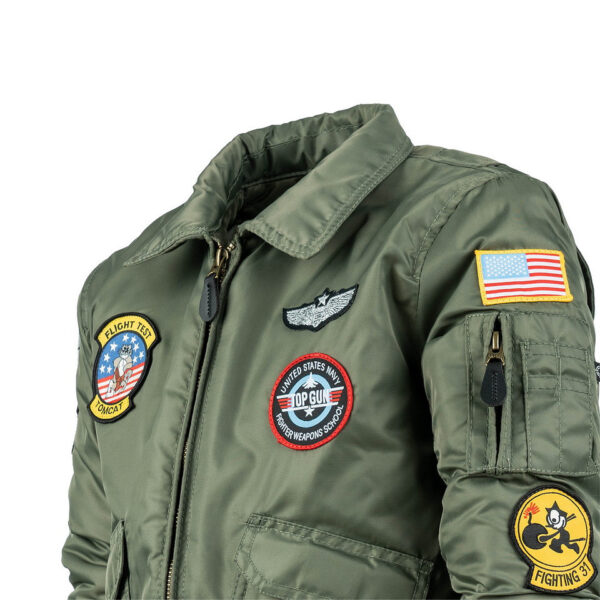 122421 11 06 De Kinder CWU Flight Jacket is een stijlvol en functioneel bomberjack, geïnspireerd op de luchtvaart. Dit jack, gemaakt van 100% stevig nylon, biedt een stoere uitstraling met authentieke patches en is ideaal voor dagelijks gebruik. De zachte, gewatteerde voering zorgt voor comfort en bescherming op koudere dagen. Met handige zakken, een ritssluiting en gebreide manchetten biedt dit jack zowel stijl als functionaliteit voor avontuurlijke kinderen.