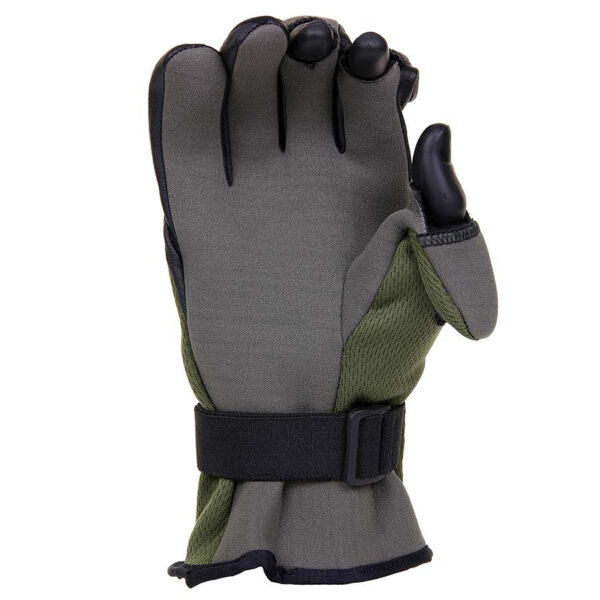 221231 11 02 <p>De Tactical neopreen handschoenen zijn ontworpen voor optimale functionaliteit in koude omstandigheden. Met wegklapbare vingertoppen op de duim, wijs- en middelvinger kunt u eenvoudig uw apparatuur, smartphone of wapens bedienen zonder de handschoenen uit te trekken. De klittenbandverstelling zorgt voor een perfecte pasvorm, terwijl de combinatie van neopreen, nylon, fleece en Rexion zorgt voor comfort en duurzaamheid. Verkrijgbaar in twee kleuren, deze handschoenen zijn de ideale keuze voor elke outdoor- of tactische activiteit.</p>