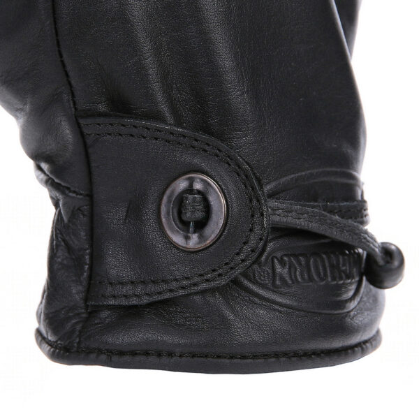 228224 13 05 De Rodeo handschoenen zijn de perfecte combinatie van comfort en functionaliteit. Gemaakt van 100% leer, bieden deze soepele handschoenen een warme en comfortabele pasvorm, ideaal voor zowel dagelijks gebruik als motorrijden. Dankzij het verstelbare trekkoord zijn ze eenvoudig aan te passen voor een optimale fit. Verkrijgbaar in vier stijlvolle kleuren, zijn deze handschoenen een must-have voor elke outdoorliefhebber.