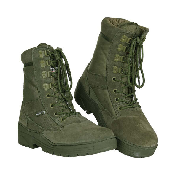231170 11 01 1 Sniper Schoenen: De Ultieme Keuze voor Professionals die Hoge Prestaties eisen Als u op zoek bent naar een schoen die is ontworpen om te presteren in de meest veeleisende omgevingen, dan zijn de Sniper schoenen de perfecte keuze voor u. Deze schoenen zijn speciaal ontworpen voor professionals die heavy duty, outdoor activiteiten uitvoeren, zoals militairen, politieagenten en jagers. De Sniper schoenen zijn gemaakt van hoogwaardige materialen, met een bovenmateriaal dat voor 75% bestaat uit buffalo leer en voor 25% uit nylon. Dit zorgt voor een duurzame en sterke schoen die bestand is tegen slijtage en schade. Deze schoenen zijn uitgerust met een ademende KBTex voering en een Thinsulate voering, die zorgen voor warmte en comfort tijdens koude temperaturen. De versterkte neus beschermt uw voeten tegen mogelijke gevaren, terwijl de uitneembare binnenzool ervoor zorgt dat de schoen perfect past bij uw voet. De volledig opgevulde kraag van de schoen biedt extra comfort en bescherming tegen schuren en wrijving, terwijl de anti-slip en oliebestendige zool zorgt voor een veilige en stabiele grip op elke ondergrond. Als u op zoek bent naar een lichtgewicht en duurzame schoen die is ontworpen om te presteren in de meest veeleisende omgevingen, dan zijn de Sniper schoenen de ideale keuze voor u. Of u nu gaat jagen in het bos of een speciale missie uitvoert, deze schoenen zullen u niet teleurstellen. <div><strong>Twijfel je over de maat, bestel dan één maatje groter. De schoenen vallen wat kleiner uit.</strong></div>