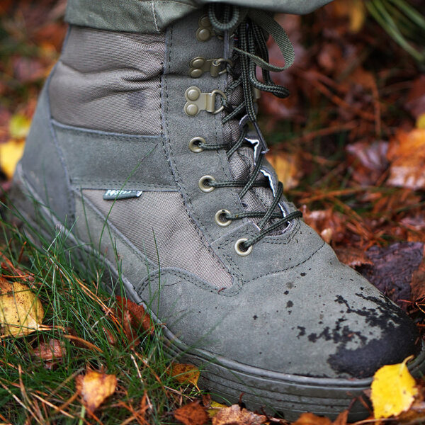 231172 11 sniper boots ykk <big>Sniper boots with YKK zipper</big> Ontdek de Kracht van Gemak en Prestaties met Sniper Schoenen met Rits De Sniper schoenen met rits zijn ontworpen voor professionals die op zoek zijn naar een schoen die heavy duty en lichtgewicht is en tegelijkertijd gemakkelijk aan en uit te trekken is. De rits-variant van de Sniper schoen zorgt voor extra gemak en comfort, zodat u zich volledig kunt concentreren op uw werk. De bovenkant van de schoen is gemaakt van 75% buffalo leer en 25% nylon, waardoor deze duurzaam en sterk is en bestand is tegen slijtage en schade. De voering van ademende KBTex en Thinsulate zorgen voor warmte en comfort, zelfs in de meest uitdagende omstandigheden. De Sniper schoenen met rits hebben een versterkte neus voor extra bescherming en een uitneembare binnenzool voor een perfecte pasvorm. De volledig opgevulde kraag zorgt voor extra comfort en bescherming tegen schuren en wrijving. De YKK rits maakt het gemakkelijk om de schoen aan en uit te trekken, terwijl de anti-slip en oliebestendige zool zorgt voor een veilige en stabiele grip op elke ondergrond. Als u op zoek bent naar een schoen die de kracht van gemak en prestaties combineert, dan zijn de Sniper schoenen met rits de ideale keuze voor u. Deze schoenen zijn perfect voor militairen, politieagenten, jagers en andere professionals die heavy duty en lichtgewicht schoeisel nodig hebben. Bestel nu uw paar Sniper schoenen met rits en ervaar de kracht van gemak en prestaties. <div><strong>Twijfel je over de maat, bestel dan één maatje groter. De schoenen vallen wat kleiner uit.</strong></div> <div></div> <div><a title="Maattabel" href="https://dedump.nl/wp-content/uploads/2024/11/Sniper-boots-with-YKK-zipper-maattabel.png" target="_blank" rel="noopener noreferrer"><button><span style="color: #ef471f;font-size: medium"><strong>Maattabel</strong></span></button></a></div> <div></div>