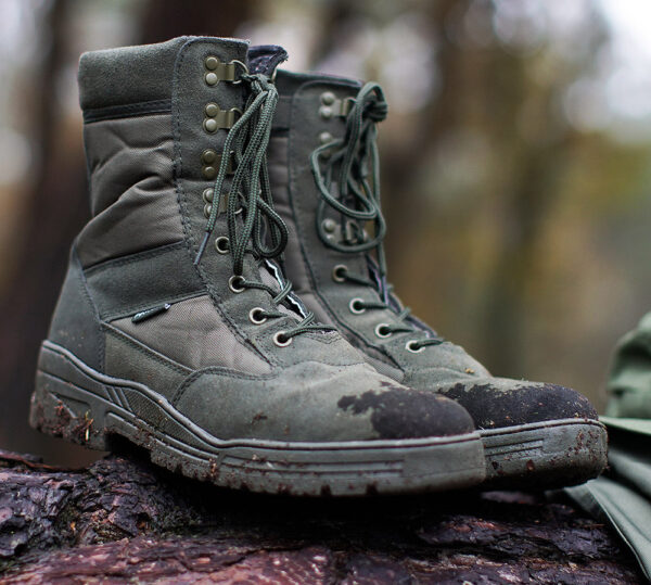 231172 11 snipers ykk fostex <big>Sniper boots with YKK zipper</big> Ontdek de Kracht van Gemak en Prestaties met Sniper Schoenen met Rits De Sniper schoenen met rits zijn ontworpen voor professionals die op zoek zijn naar een schoen die heavy duty en lichtgewicht is en tegelijkertijd gemakkelijk aan en uit te trekken is. De rits-variant van de Sniper schoen zorgt voor extra gemak en comfort, zodat u zich volledig kunt concentreren op uw werk. De bovenkant van de schoen is gemaakt van 75% buffalo leer en 25% nylon, waardoor deze duurzaam en sterk is en bestand is tegen slijtage en schade. De voering van ademende KBTex en Thinsulate zorgen voor warmte en comfort, zelfs in de meest uitdagende omstandigheden. De Sniper schoenen met rits hebben een versterkte neus voor extra bescherming en een uitneembare binnenzool voor een perfecte pasvorm. De volledig opgevulde kraag zorgt voor extra comfort en bescherming tegen schuren en wrijving. De YKK rits maakt het gemakkelijk om de schoen aan en uit te trekken, terwijl de anti-slip en oliebestendige zool zorgt voor een veilige en stabiele grip op elke ondergrond. Als u op zoek bent naar een schoen die de kracht van gemak en prestaties combineert, dan zijn de Sniper schoenen met rits de ideale keuze voor u. Deze schoenen zijn perfect voor militairen, politieagenten, jagers en andere professionals die heavy duty en lichtgewicht schoeisel nodig hebben. Bestel nu uw paar Sniper schoenen met rits en ervaar de kracht van gemak en prestaties. <div><strong>Twijfel je over de maat, bestel dan één maatje groter. De schoenen vallen wat kleiner uit.</strong></div> <div></div> <div><a title="Maattabel" href="https://dedump.nl/wp-content/uploads/2024/11/Sniper-boots-with-YKK-zipper-maattabel.png" target="_blank" rel="noopener noreferrer"><button><span style="color: #ef471f;font-size: medium"><strong>Maattabel</strong></span></button></a></div> <div></div>
