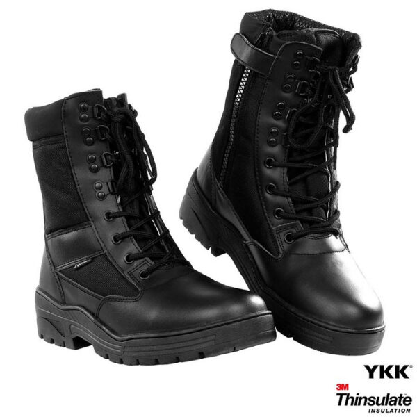231172 13 01 <big>Sniper boots with YKK zipper</big> Ontdek de Kracht van Gemak en Prestaties met Sniper Schoenen met Rits De Sniper schoenen met rits zijn ontworpen voor professionals die op zoek zijn naar een schoen die heavy duty en lichtgewicht is en tegelijkertijd gemakkelijk aan en uit te trekken is. De rits-variant van de Sniper schoen zorgt voor extra gemak en comfort, zodat u zich volledig kunt concentreren op uw werk. De bovenkant van de schoen is gemaakt van 75% buffalo leer en 25% nylon, waardoor deze duurzaam en sterk is en bestand is tegen slijtage en schade. De voering van ademende KBTex en Thinsulate zorgen voor warmte en comfort, zelfs in de meest uitdagende omstandigheden. De Sniper schoenen met rits hebben een versterkte neus voor extra bescherming en een uitneembare binnenzool voor een perfecte pasvorm. De volledig opgevulde kraag zorgt voor extra comfort en bescherming tegen schuren en wrijving. De YKK rits maakt het gemakkelijk om de schoen aan en uit te trekken, terwijl de anti-slip en oliebestendige zool zorgt voor een veilige en stabiele grip op elke ondergrond. Als u op zoek bent naar een schoen die de kracht van gemak en prestaties combineert, dan zijn de Sniper schoenen met rits de ideale keuze voor u. Deze schoenen zijn perfect voor militairen, politieagenten, jagers en andere professionals die heavy duty en lichtgewicht schoeisel nodig hebben. Bestel nu uw paar Sniper schoenen met rits en ervaar de kracht van gemak en prestaties. <div><strong>Twijfel je over de maat, bestel dan één maatje groter. De schoenen vallen wat kleiner uit.</strong></div> <div></div> <div><a title="Maattabel" href="https://dedump.nl/wp-content/uploads/2024/11/Sniper-boots-with-YKK-zipper-maattabel.png" target="_blank" rel="noopener noreferrer"><button><span style="color: #ef471f;font-size: medium"><strong>Maattabel</strong></span></button></a></div> <div></div>