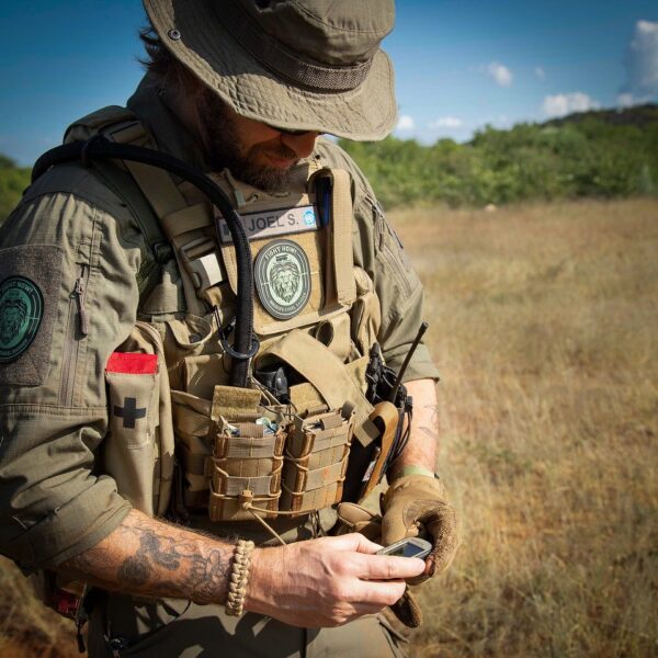 Bush hoed met memory wire10 De <strong>101 INC Bush Hoed</strong> is een veelzijdige en aanpasbare hoed, perfect voor outdooractiviteiten, kamperen, en survivaltochten. Gemaakt van een duurzame mix van <strong>65% polyester en 35% katoen</strong>, is deze hoed lichtgewicht, comfortabel, en bestand tegen diverse weersomstandigheden. Een uniek kenmerk van deze hoed is de <strong>memory wire</strong> in de rand, waarmee je de hoed volledig naar wens kunt modelleren of plooien. Hierdoor kun je de hoed aanpassen aan je persoonlijke stijl of aan specifieke omstandigheden, zoals het bieden van extra schaduw of een betere pasvorm. <ul> <li><strong>Memory wire:</strong> Dankzij de interne metaaldraad is de rand van de hoed gemakkelijk te modelleren naar jouw voorkeur.</li> <li><strong>Lichtgewicht en duurzaam:</strong> Gemaakt van een sterke, onderhoudsvriendelijke mix van polyester en katoen.</li> <li><strong>Veelzijdig ontwerp:</strong> Geschikt voor outdooractiviteiten, survivaltochten, en casual gebruik.</li> <li><strong>Comfortabel:</strong> Zacht en ademend materiaal, ideaal voor langdurig gebruik in warme of uitdagende omgevingen.</li> </ul> <strong>Gewicht (gr):</strong> 120 <strong>Merk:</strong> 101 INC <strong>Materiaal:</strong> 65% polyester en 35% katoen