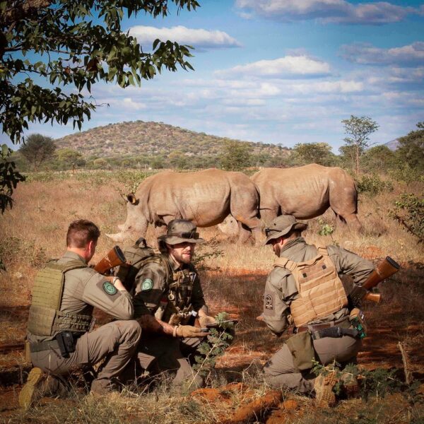 Bush hoed met memory wire8 De <strong>101 INC Bush Hoed</strong> is een veelzijdige en aanpasbare hoed, perfect voor outdooractiviteiten, kamperen, en survivaltochten. Gemaakt van een duurzame mix van <strong>65% polyester en 35% katoen</strong>, is deze hoed lichtgewicht, comfortabel, en bestand tegen diverse weersomstandigheden. Een uniek kenmerk van deze hoed is de <strong>memory wire</strong> in de rand, waarmee je de hoed volledig naar wens kunt modelleren of plooien. Hierdoor kun je de hoed aanpassen aan je persoonlijke stijl of aan specifieke omstandigheden, zoals het bieden van extra schaduw of een betere pasvorm. <ul> <li><strong>Memory wire:</strong> Dankzij de interne metaaldraad is de rand van de hoed gemakkelijk te modelleren naar jouw voorkeur.</li> <li><strong>Lichtgewicht en duurzaam:</strong> Gemaakt van een sterke, onderhoudsvriendelijke mix van polyester en katoen.</li> <li><strong>Veelzijdig ontwerp:</strong> Geschikt voor outdooractiviteiten, survivaltochten, en casual gebruik.</li> <li><strong>Comfortabel:</strong> Zacht en ademend materiaal, ideaal voor langdurig gebruik in warme of uitdagende omgevingen.</li> </ul> <strong>Gewicht (gr):</strong> 120 <strong>Merk:</strong> 101 INC <strong>Materiaal:</strong> 65% polyester en 35% katoen