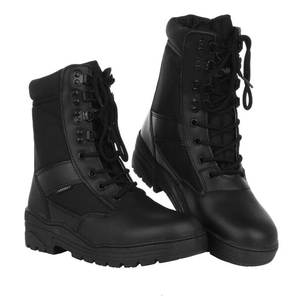 Sniper boots1 Sniper Schoenen: De Ultieme Keuze voor Professionals die Hoge Prestaties eisen Als u op zoek bent naar een schoen die is ontworpen om te presteren in de meest veeleisende omgevingen, dan zijn de Sniper schoenen de perfecte keuze voor u. Deze schoenen zijn speciaal ontworpen voor professionals die heavy duty, outdoor activiteiten uitvoeren, zoals militairen, politieagenten en jagers. De Sniper schoenen zijn gemaakt van hoogwaardige materialen, met een bovenmateriaal dat voor 75% bestaat uit buffalo leer en voor 25% uit nylon. Dit zorgt voor een duurzame en sterke schoen die bestand is tegen slijtage en schade. Deze schoenen zijn uitgerust met een ademende KBTex voering en een Thinsulate voering, die zorgen voor warmte en comfort tijdens koude temperaturen. De versterkte neus beschermt uw voeten tegen mogelijke gevaren, terwijl de uitneembare binnenzool ervoor zorgt dat de schoen perfect past bij uw voet. De volledig opgevulde kraag van de schoen biedt extra comfort en bescherming tegen schuren en wrijving, terwijl de anti-slip en oliebestendige zool zorgt voor een veilige en stabiele grip op elke ondergrond. Als u op zoek bent naar een lichtgewicht en duurzame schoen die is ontworpen om te presteren in de meest veeleisende omgevingen, dan zijn de Sniper schoenen de ideale keuze voor u. Of u nu gaat jagen in het bos of een speciale missie uitvoert, deze schoenen zullen u niet teleurstellen. <div><strong>Twijfel je over de maat, bestel dan één maatje groter. De schoenen vallen wat kleiner uit.</strong></div>