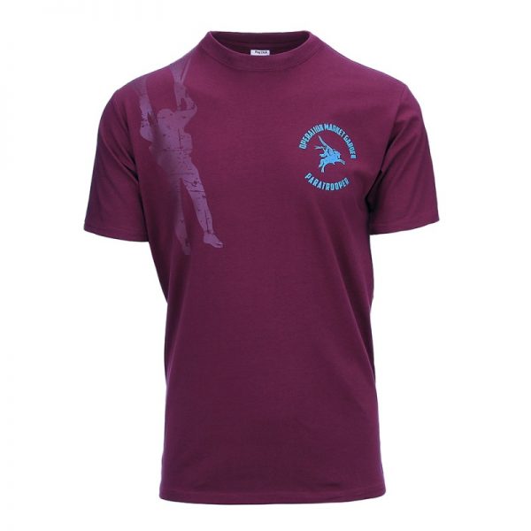 133632 T shirt Pegasus Paratrooper Het <strong>Fostex® WWII Series T-shirt</strong> met <strong>Pegasus Paratrooper</strong> ontwerp viert de <strong>1st Airborne Division</strong> van het Britse leger. Dit T-shirt is vervaardigd uit <strong>95% katoen</strong> en <strong>5% elastaan</strong>, wat zorgt voor een comfortabele pasvorm en uitstekende bewegingsvrijheid. Met een samenstelling van <strong>160 gram/m²</strong>, biedt het een stevige en duurzame kwaliteit. De opdruk toont het iconische <strong>Maroon rode</strong> en <strong>lichtblauwe Pegasus paard</strong>, een symbool van de Britse 1st Airborne Division die beroemd werd door hun moedige rol in de <strong>Slag om Arnhem</strong> tijdens Operatie Market Garden.<a title="Maattabel" href="https://dedump.nl/wp-content/uploads/2024/09/T-shirt-Pegasus-Paratrooper-maattabel.pdf" target="_blank" rel="noopener noreferrer"> <button><span style="color: #ef471f; font-size: medium;"><strong>Maattabel</strong></span></button></a>