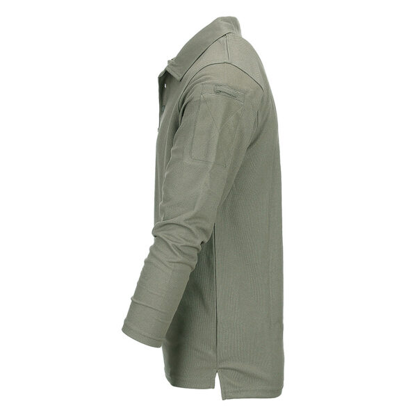 133406 11 02 Tactical polo Quick Dry van 100% polyester Groen. Optimale bewegingsvrijheid door de zachte stretch stof. Quick Dry materiaal is sneldrogend en vochtregulerend. Beide mouwen zijn voorzien van een pennen vakje. Tevens zit er op de linker mouw klittenband. <a title="Maattabel" href="https://dedump.nl/wp-content/uploads/2022/06/133406-Tactical-polo-Quick-Dry-lange-mouw-maattabel.pdf" target="_blank" rel="noopener noreferrer"><button><span style="color: #ef471f; font-size: medium;"><strong>Maattabel</strong></span></button></a>