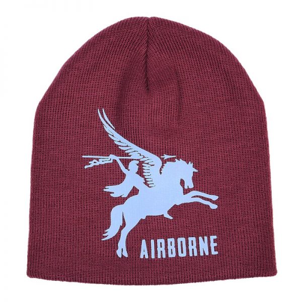214315 Beanie Airborne Pegasus1 <big>Beanie gemaakt van 100% acryl. ​Een comfortabele muts met een opdruk uit een unieke serie van diverse militaire onderdelen uit de gehele wereld, verzamel ze allemaal!</big> <strong>Kenmerken:</strong> <ul> <li><big>100% zacht Acryl</big></li> <li><big>Unieke bedrukking van een militair onderdeel</big></li> <li><big>One-size-fits-all</big></li> </ul> <hr /> <big><strong>Pegasus Airborne (1st Airborne Division)</strong></big> <big>De Britse 1e Luchtlandingsdivisie (1st Airborne Division) was een militaire eenheid die onder leiding van generaal-majoor Roy Urquhart vocht in de Slag om Arnhem tijdens Operatie Market Garden.</big> Het bekende Maroon rood en het lichtblauwe Pegasus paard staan voor teken voor de Britse 1st Airborne Division. De 1st Airborne Division bestond uit zowel parachutisten en zweefvliegeenheden. De bekende rode baret voor parachutisten werd ingevoerd in maart 1942. <img class="" src="https://upload.wikimedia.org/wikipedia/commons/4/44/16AAB_new.svg" width="66" height="66" /> bordo