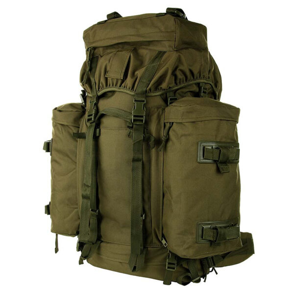 351600 11 01 De Rugzak Commando is ontworpen voor de veeleisende buitenactiviteit en biedt een robuuste 600D PVC Polyester constructie. Met een indrukwekkende totale inhoud van 70 liter, aangevuld met 16 liter aan zijvakken, is deze rugzak perfect voor lange expedities of kampeertochten. De afmetingen van 37 x 30 x 55 cm aan de bovenkant en 37 x 20 x 55 cm aan de onderkant zorgen voor een ideale balans tussen functionaliteit en draagcomfort. Met handige zijzakken van 16 x 10 x 35 cm biedt deze rugzak voldoende opbergruimte voor al je essentials.