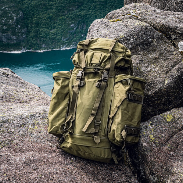 351600 11 02 De Rugzak Commando is ontworpen voor de veeleisende buitenactiviteit en biedt een robuuste 600D PVC Polyester constructie. Met een indrukwekkende totale inhoud van 70 liter, aangevuld met 16 liter aan zijvakken, is deze rugzak perfect voor lange expedities of kampeertochten. De afmetingen van 37 x 30 x 55 cm aan de bovenkant en 37 x 20 x 55 cm aan de onderkant zorgen voor een ideale balans tussen functionaliteit en draagcomfort. Met handige zijzakken van 16 x 10 x 35 cm biedt deze rugzak voldoende opbergruimte voor al je essentials.
