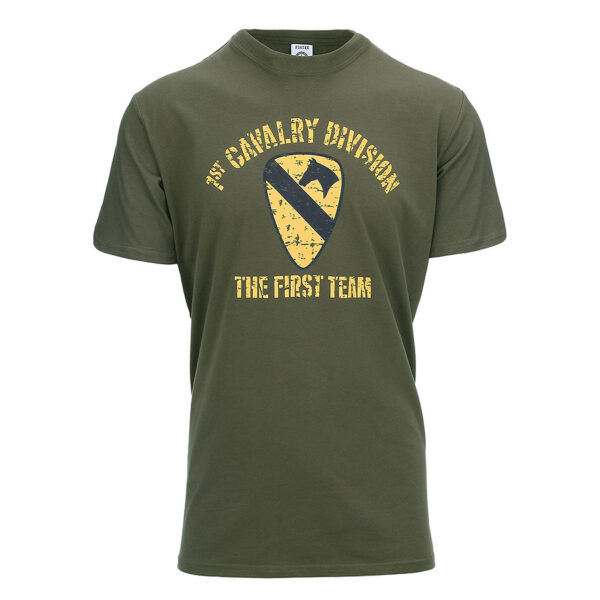133634 11 01 Het <strong>Fostex® WWII Series T-shirt</strong> van de <strong>1st Cavalry Division</strong> combineert stijl en comfort. Dit T-shirt is vervaardigd uit <strong>95% katoen</strong> en <strong>5% elastaan</strong>, wat zorgt voor een uitstekende pasvorm en comfort. Het heeft een <strong>'peach finish'</strong> afwerking en een gewicht van <strong>160 gram/m²</strong>, wat bijdraagt aan een luxe en zachte uitstraling. De opdruk toont het <strong>volledig gekleurde logo</strong> van de <strong>1st Cavalry Division</strong>, een van de meest gedecoreerde eenheden van het Amerikaanse leger. Gevestigd in Fort Hood, Texas, en opgericht in 1921, heeft deze divisie een rijke geschiedenis met een belangrijke rol in zowel <strong>WO2</strong> als de <strong>Vietnamoorlog</strong>. <a title="Maattabel" href="https://dedump.nl/wp-content/uploads/2019/10/T-shirt-1st-Cavalry-Division-maattabel.pdf" target="_blank" rel="noopener noreferrer"><button><span style="color: #ef471f; font-size: medium;"><strong>Maattabel</strong></span></button></a>