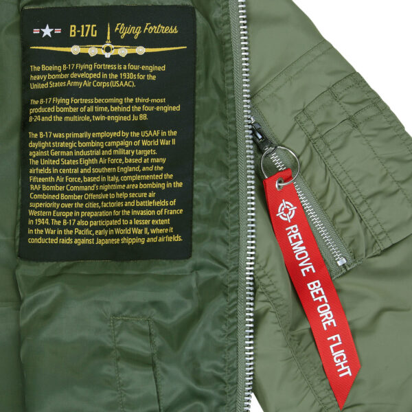 121420 11 03 <strong>De Fostex Garments® MA-1 Commander Summer Bomber Jack</strong> is een stijlvolle, moderne interpretatie van de iconische bomberjacks die oorspronkelijk werden gedragen door piloten van de <strong>U.S. Air Force</strong> en <strong>U.S. Navy</strong> in de jaren ’50. Met een <strong>slim-fit design</strong> en een comfortabele pasvorm is dit jack ideaal voor casual gebruik tijdens het <strong>tussenseizoen</strong> of op koudere zomerdagen. De bomber jas is niet alleen praktisch maar ook trendy, en is een vaste waarde in het hedendaagse straatbeeld. Het lichte ontwerp en de duurzame materialen maken dit jack perfect voor dagelijks gebruik, terwijl de details zoals de <strong>"Remove Before Flight"-sleutelhanger</strong> en het <strong>MA-1 mouwzakje</strong> zorgen voor een authentieke uitstraling. <a title="Maattabel" href="https://dedump.nl/wp-content/uploads/2022/12/121420-MA-1-summer-bomber-jack-maattabel.pdf" target="_blank" rel="noopener noreferrer"><button><span style="color: #ef471f;font-size: medium"><strong>Maattabel</strong></span></button></a>