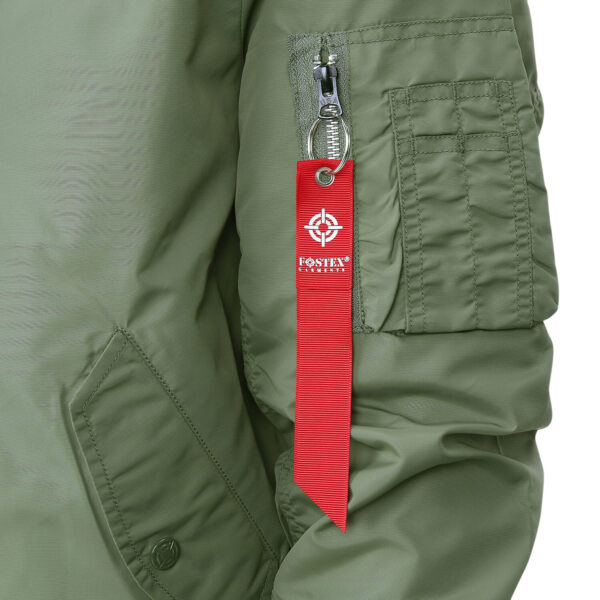 121420 11 05 <strong>De Fostex Garments® MA-1 Commander Summer Bomber Jack</strong> is een stijlvolle, moderne interpretatie van de iconische bomberjacks die oorspronkelijk werden gedragen door piloten van de <strong>U.S. Air Force</strong> en <strong>U.S. Navy</strong> in de jaren ’50. Met een <strong>slim-fit design</strong> en een comfortabele pasvorm is dit jack ideaal voor casual gebruik tijdens het <strong>tussenseizoen</strong> of op koudere zomerdagen. De bomber jas is niet alleen praktisch maar ook trendy, en is een vaste waarde in het hedendaagse straatbeeld. Het lichte ontwerp en de duurzame materialen maken dit jack perfect voor dagelijks gebruik, terwijl de details zoals de <strong>"Remove Before Flight"-sleutelhanger</strong> en het <strong>MA-1 mouwzakje</strong> zorgen voor een authentieke uitstraling. <a title="Maattabel" href="https://dedump.nl/wp-content/uploads/2022/12/121420-MA-1-summer-bomber-jack-maattabel.pdf" target="_blank" rel="noopener noreferrer"><button><span style="color: #ef471f;font-size: medium"><strong>Maattabel</strong></span></button></a>