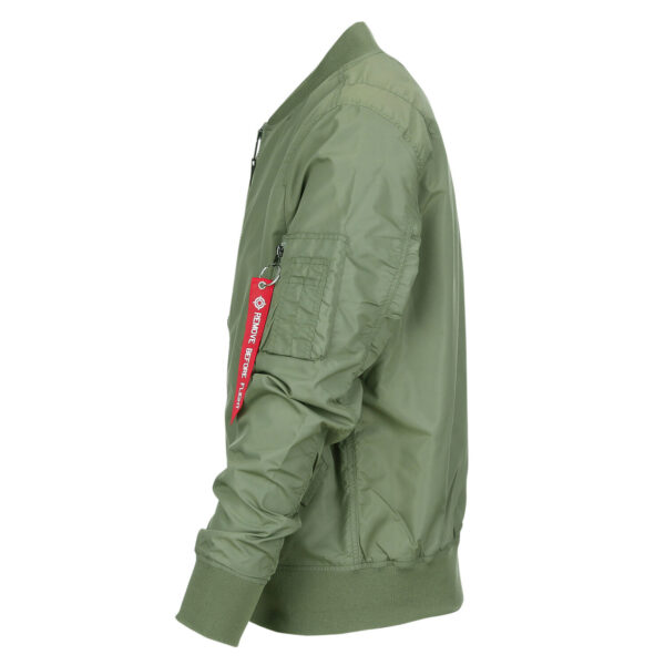121420 11 06 <strong>De Fostex Garments® MA-1 Commander Summer Bomber Jack</strong> is een stijlvolle, moderne interpretatie van de iconische bomberjacks die oorspronkelijk werden gedragen door piloten van de <strong>U.S. Air Force</strong> en <strong>U.S. Navy</strong> in de jaren ’50. Met een <strong>slim-fit design</strong> en een comfortabele pasvorm is dit jack ideaal voor casual gebruik tijdens het <strong>tussenseizoen</strong> of op koudere zomerdagen. De bomber jas is niet alleen praktisch maar ook trendy, en is een vaste waarde in het hedendaagse straatbeeld. Het lichte ontwerp en de duurzame materialen maken dit jack perfect voor dagelijks gebruik, terwijl de details zoals de <strong>"Remove Before Flight"-sleutelhanger</strong> en het <strong>MA-1 mouwzakje</strong> zorgen voor een authentieke uitstraling. <a title="Maattabel" href="https://dedump.nl/wp-content/uploads/2022/12/121420-MA-1-summer-bomber-jack-maattabel.pdf" target="_blank" rel="noopener noreferrer"><button><span style="color: #ef471f;font-size: medium"><strong>Maattabel</strong></span></button></a>