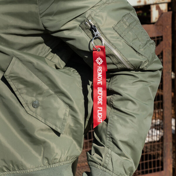 121420 11 07 <strong>De Fostex Garments® MA-1 Commander Summer Bomber Jack</strong> is een stijlvolle, moderne interpretatie van de iconische bomberjacks die oorspronkelijk werden gedragen door piloten van de <strong>U.S. Air Force</strong> en <strong>U.S. Navy</strong> in de jaren ’50. Met een <strong>slim-fit design</strong> en een comfortabele pasvorm is dit jack ideaal voor casual gebruik tijdens het <strong>tussenseizoen</strong> of op koudere zomerdagen. De bomber jas is niet alleen praktisch maar ook trendy, en is een vaste waarde in het hedendaagse straatbeeld. Het lichte ontwerp en de duurzame materialen maken dit jack perfect voor dagelijks gebruik, terwijl de details zoals de <strong>"Remove Before Flight"-sleutelhanger</strong> en het <strong>MA-1 mouwzakje</strong> zorgen voor een authentieke uitstraling. <a title="Maattabel" href="https://dedump.nl/wp-content/uploads/2022/12/121420-MA-1-summer-bomber-jack-maattabel.pdf" target="_blank" rel="noopener noreferrer"><button><span style="color: #ef471f;font-size: medium"><strong>Maattabel</strong></span></button></a>