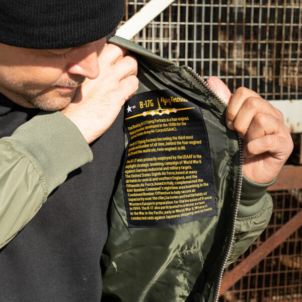 121420 11 08 <strong>De Fostex Garments® MA-1 Commander Summer Bomber Jack</strong> is een stijlvolle, moderne interpretatie van de iconische bomberjacks die oorspronkelijk werden gedragen door piloten van de <strong>U.S. Air Force</strong> en <strong>U.S. Navy</strong> in de jaren ’50. Met een <strong>slim-fit design</strong> en een comfortabele pasvorm is dit jack ideaal voor casual gebruik tijdens het <strong>tussenseizoen</strong> of op koudere zomerdagen. De bomber jas is niet alleen praktisch maar ook trendy, en is een vaste waarde in het hedendaagse straatbeeld. Het lichte ontwerp en de duurzame materialen maken dit jack perfect voor dagelijks gebruik, terwijl de details zoals de <strong>"Remove Before Flight"-sleutelhanger</strong> en het <strong>MA-1 mouwzakje</strong> zorgen voor een authentieke uitstraling. <a title="Maattabel" href="https://dedump.nl/wp-content/uploads/2022/12/121420-MA-1-summer-bomber-jack-maattabel.pdf" target="_blank" rel="noopener noreferrer"><button><span style="color: #ef471f;font-size: medium"><strong>Maattabel</strong></span></button></a>